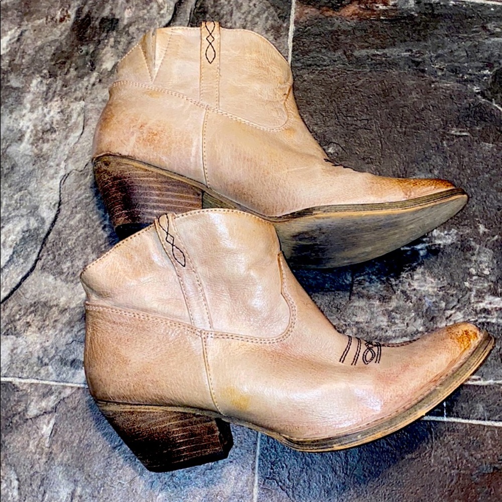 Very Volatile boots